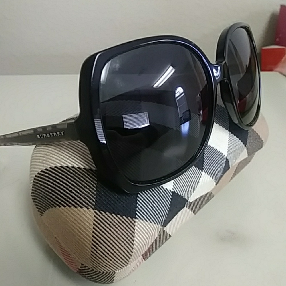 Authentic BURBERRY sunglasses 😎
